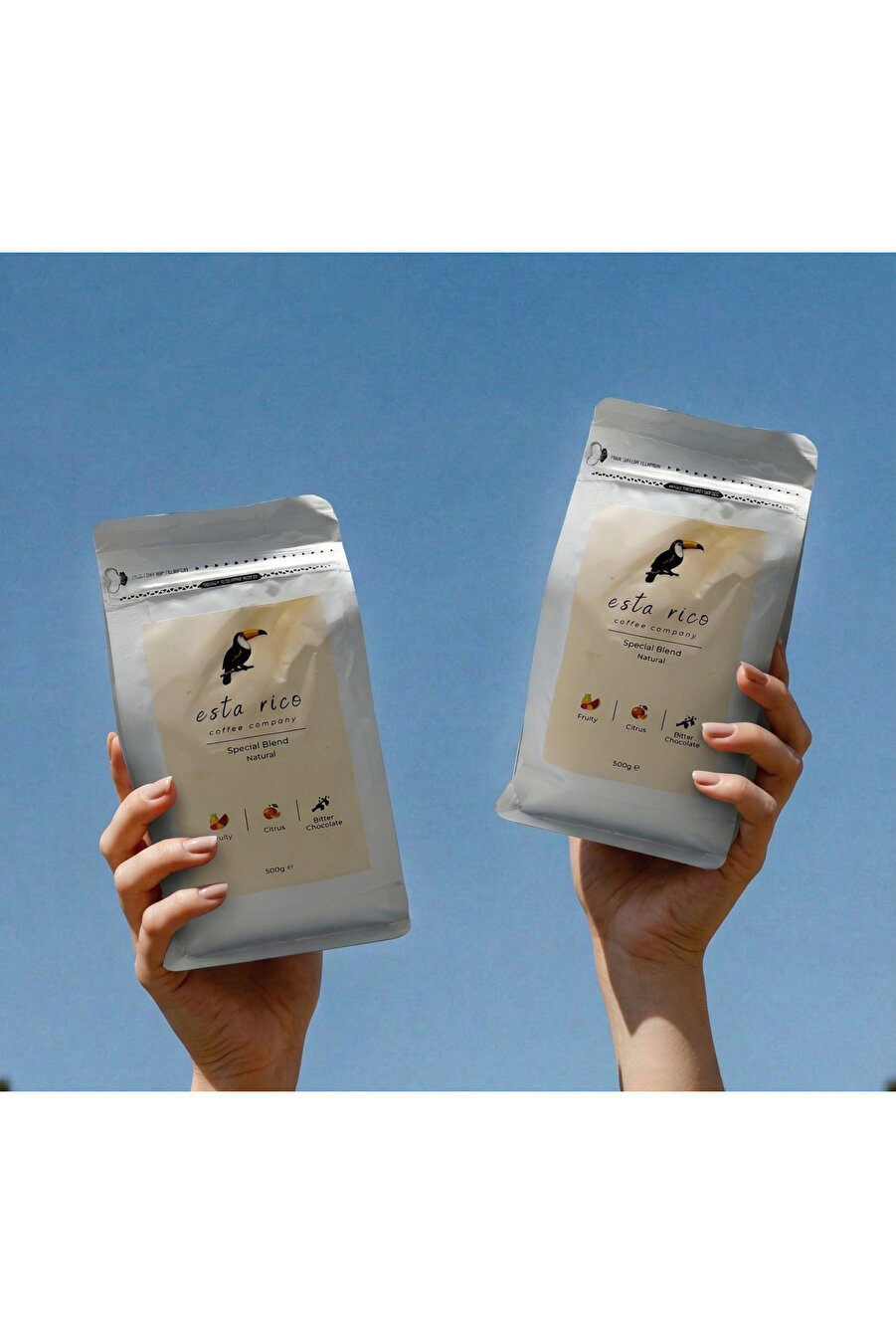 Gökyüzüne kaldırılmış iki Esta Rico Special Blend paketi